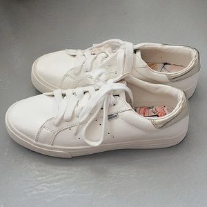 ✨White sneakers with gold heel plate✨